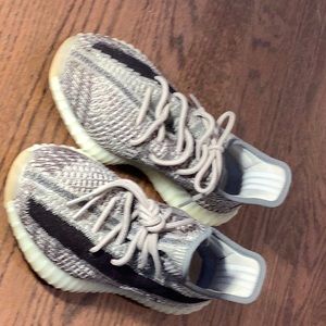 Yeezys. Men’s size 8